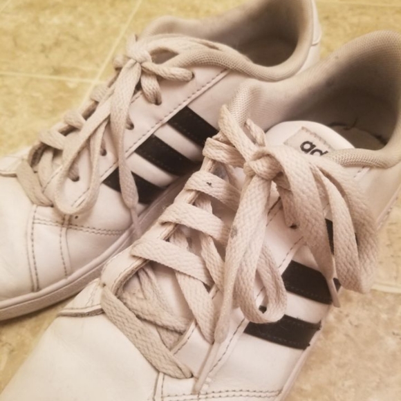White adidas with 3 black stripes - Picture 3 of 4